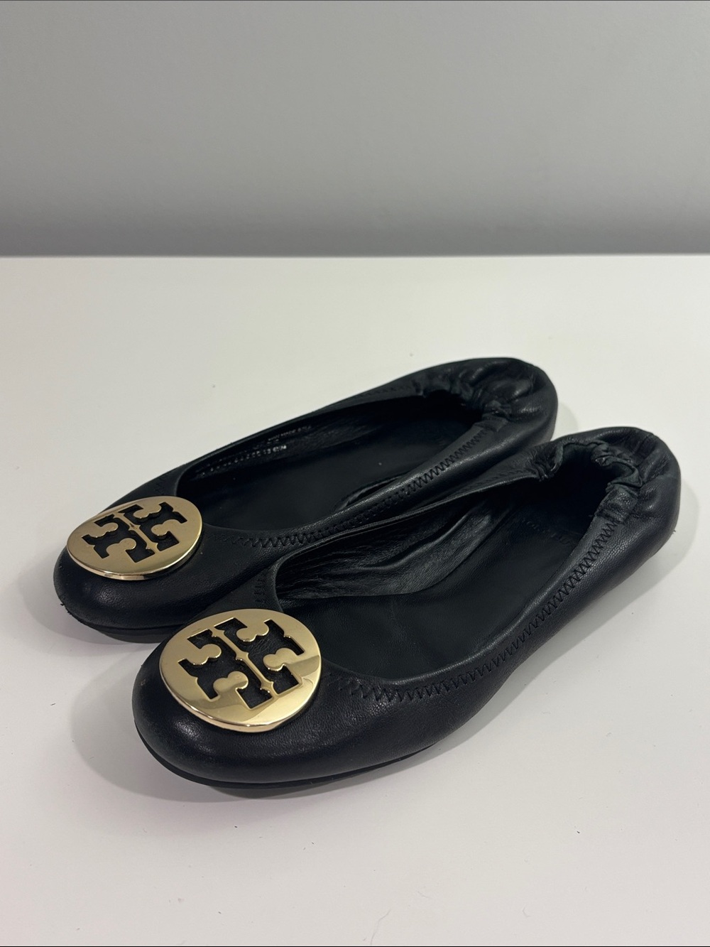 Tory Burch Black Leather Ballet Flats with Gold Logo Medallion Wmns Sz 6.5